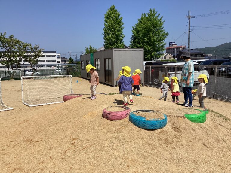 2歳児　あめチーム　「戸外遊びでみーつけた」