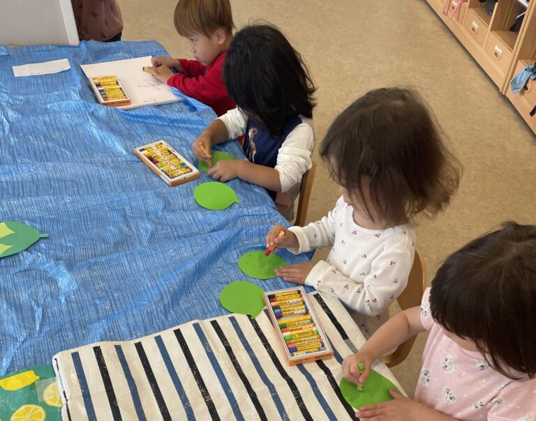 3歳児　にじチーム　制作　「おばけのまめを作りました♪」