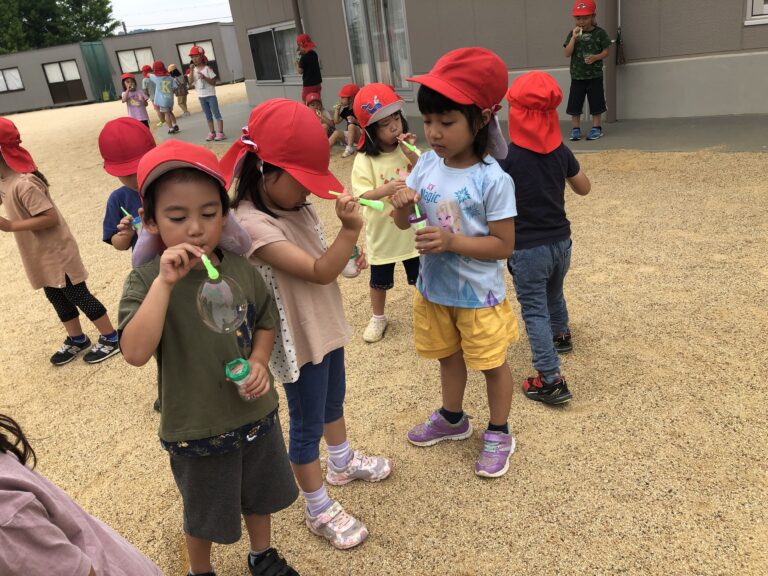 4歳児　そらチーム　「しゃ～ぼんだ～ま　とんだ～♪」