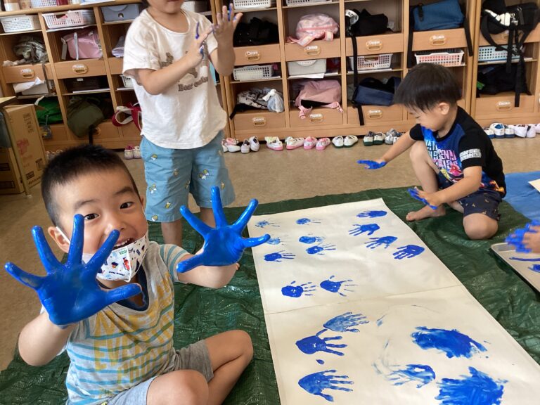 4歳児　そらチーム「大きな白い紙に、海を描きました♪」