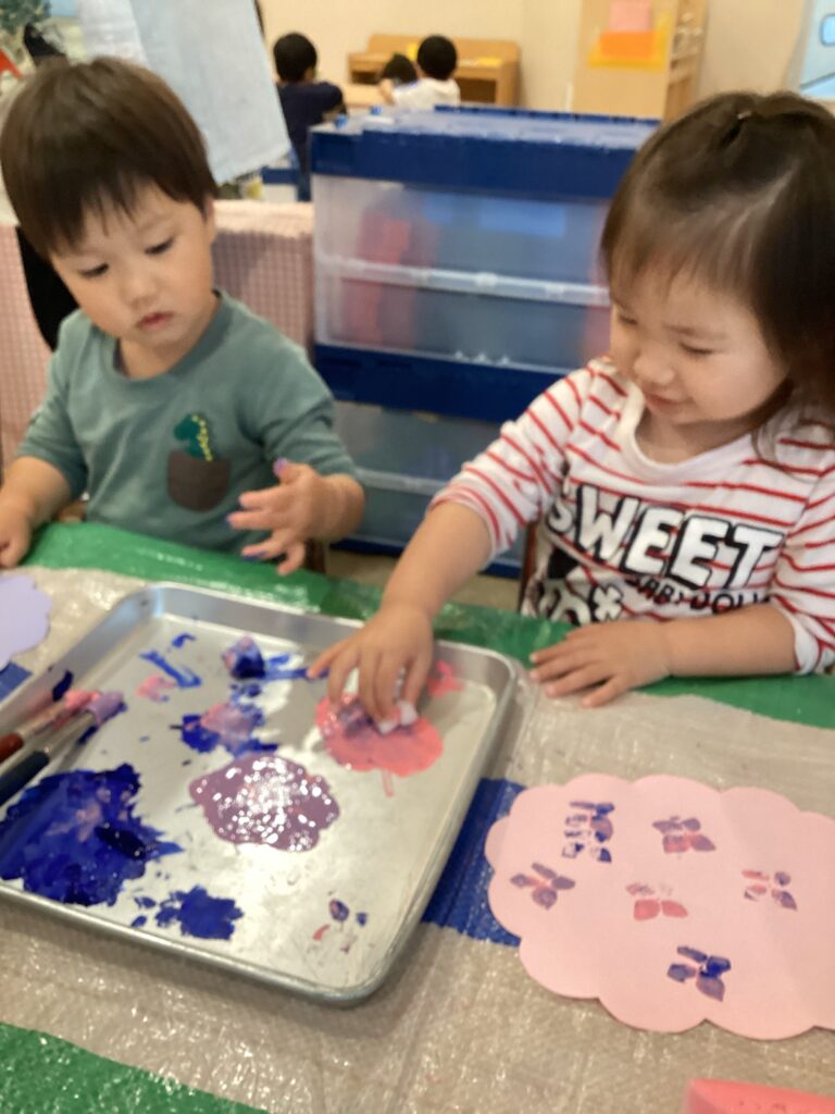 2歳児 あめチーム　「絵の具って、おもしろい!」