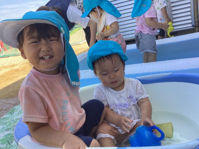 1歳児　だいちチーム　「わくわく　水遊び！」