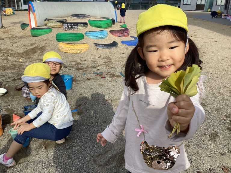 ３歳児にじチーム「イチョウの木を描きました。」