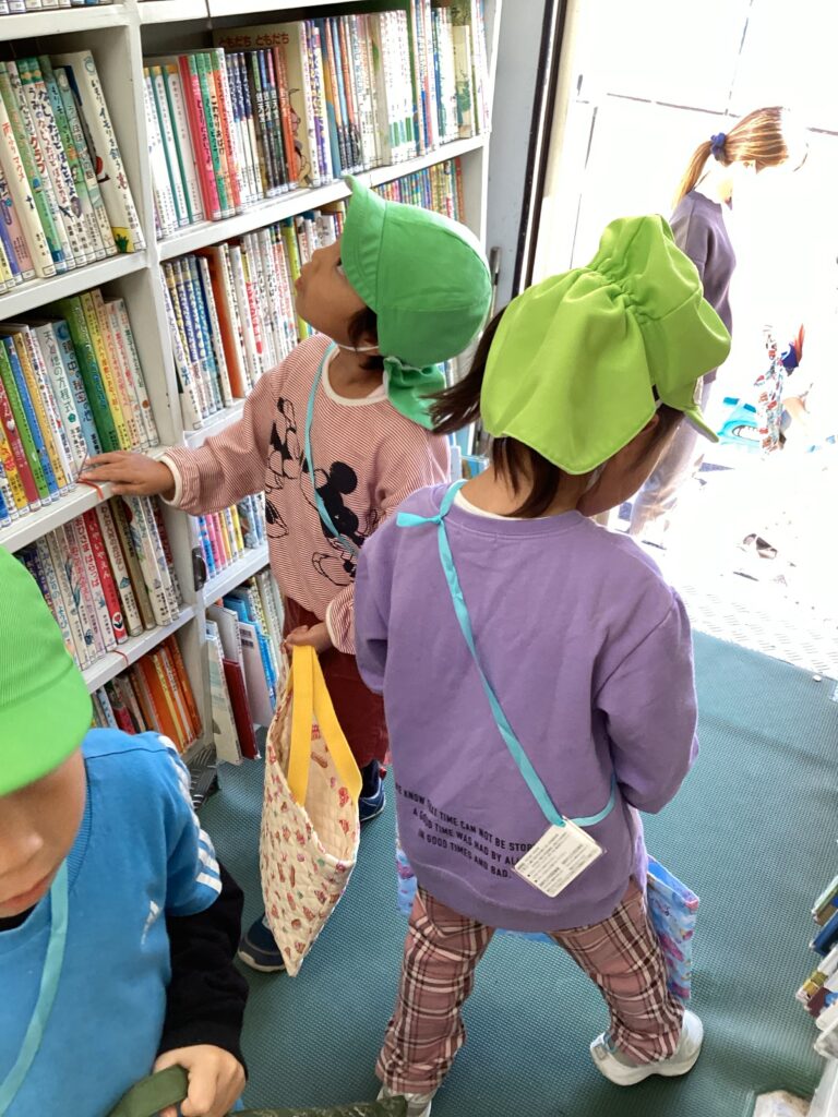 ４歳児、5歳児「移動図書館、まつぞうくん」