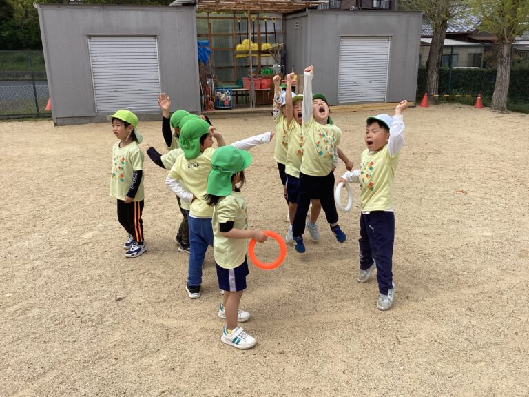 ５歳児　くじらチーム「ぼくらは～はるいろ　たんぽぽだん♪」