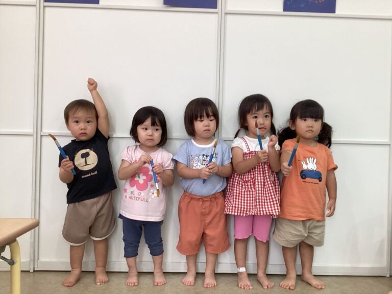 2歳児あめチーム「これ、何かな?どうやって使うのなぁ~?」