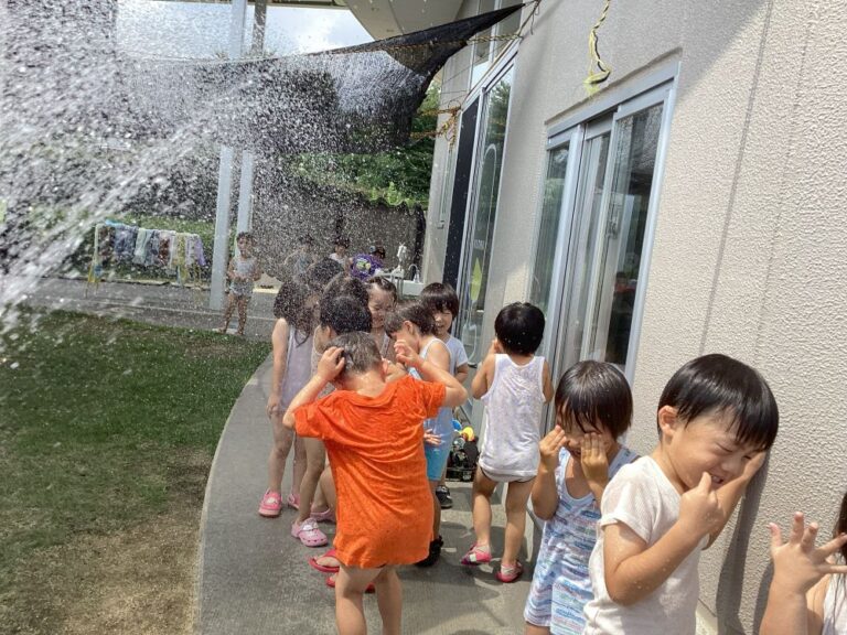 3歳児 にじチーム「もう少しで終わり!?汗をかいた後のひんやりタイム」