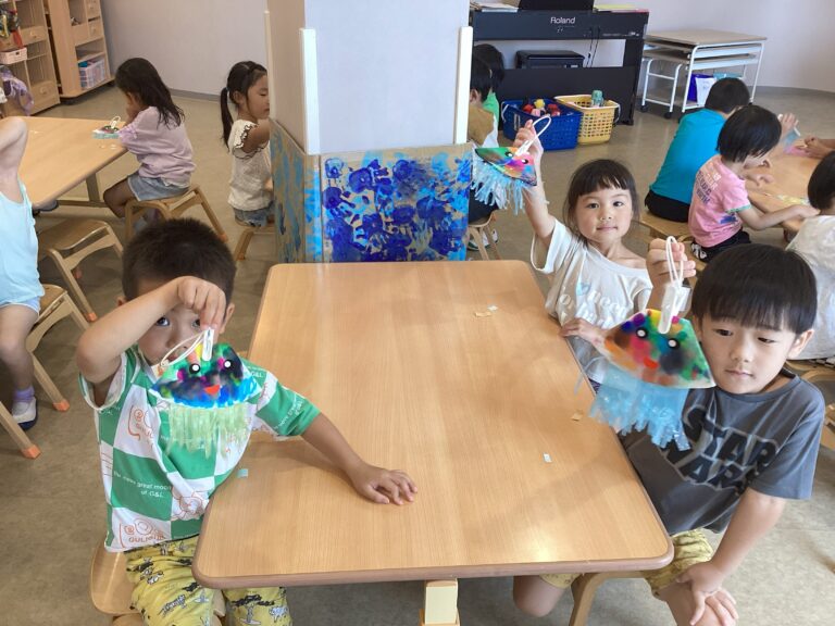 ４歳児　そらチーム「ふわふわ動く　くらげの完成！」