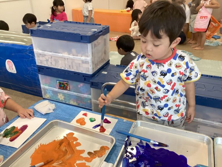 2歳児 あめチーム「これ、何かな?どうやって使うのかなぁ~?PART2」