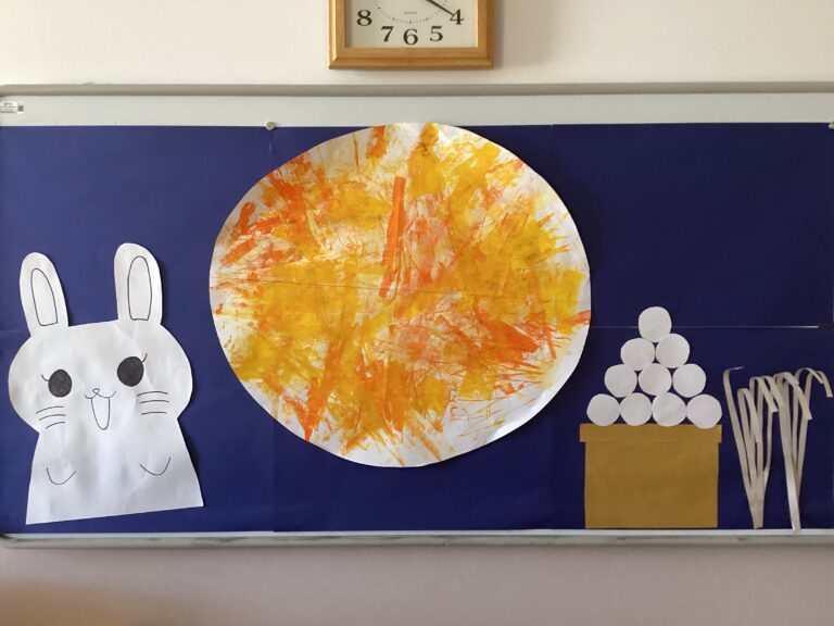 １歳児　だいちチーム「みんなで大きなお月様を作ったよ！！」