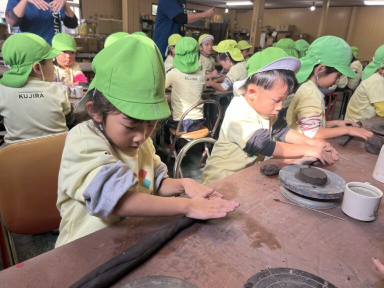 5歳児　くじらチーム 「秋のバス遠足　陶芸体験をしました。」