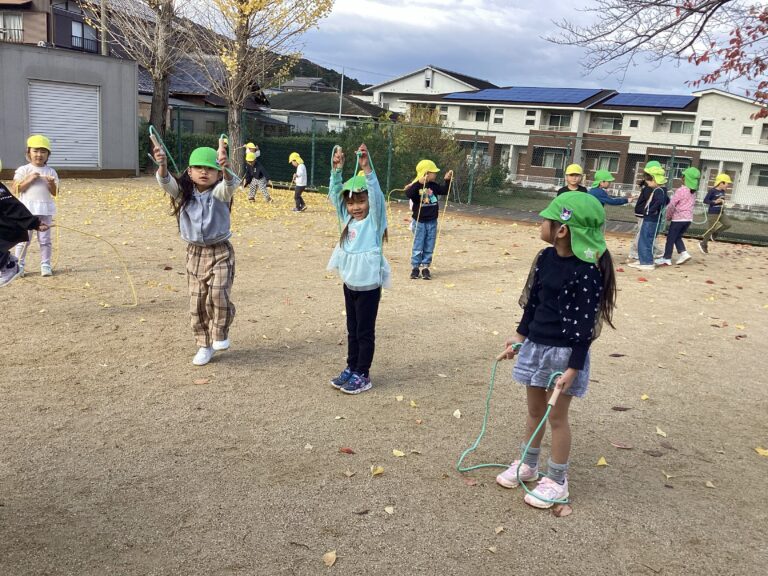 ４．５歳児　「なわとびに挑戦」