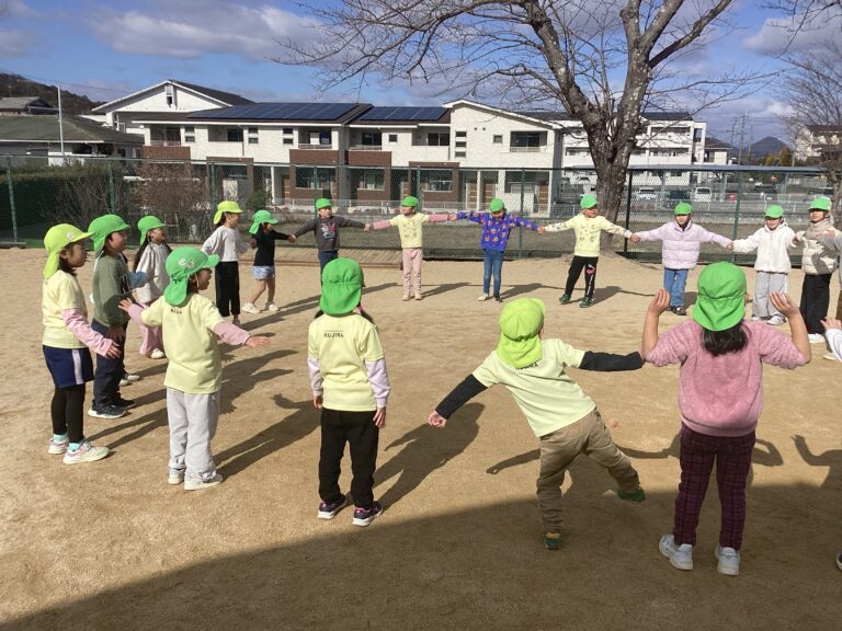 5歳児　くじらチーム「寒さに負けるな！サッカー教室で燃え上がれ！」